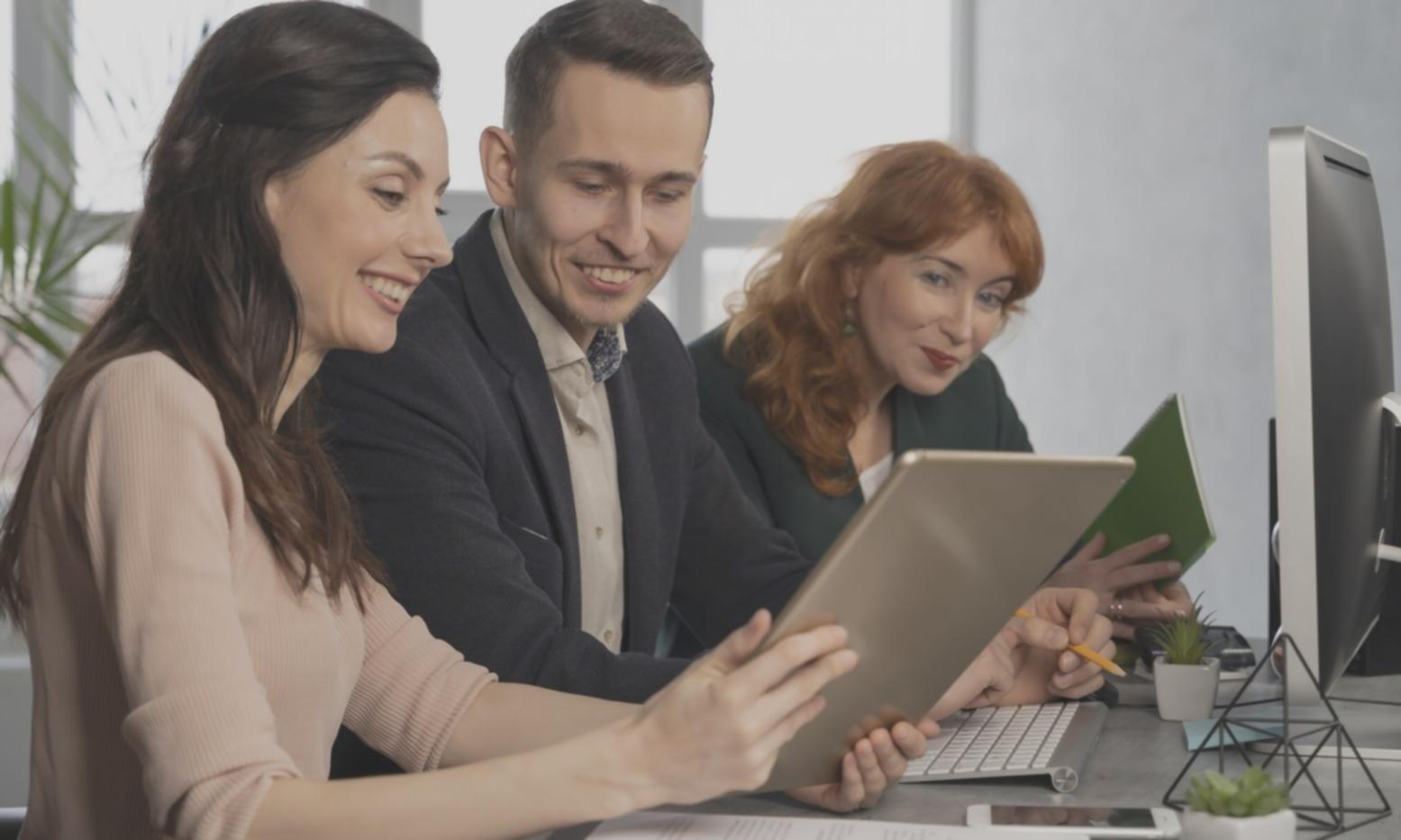 Modernes Büroumfeld mit Finanzanalyse-Arbeitsplätzen