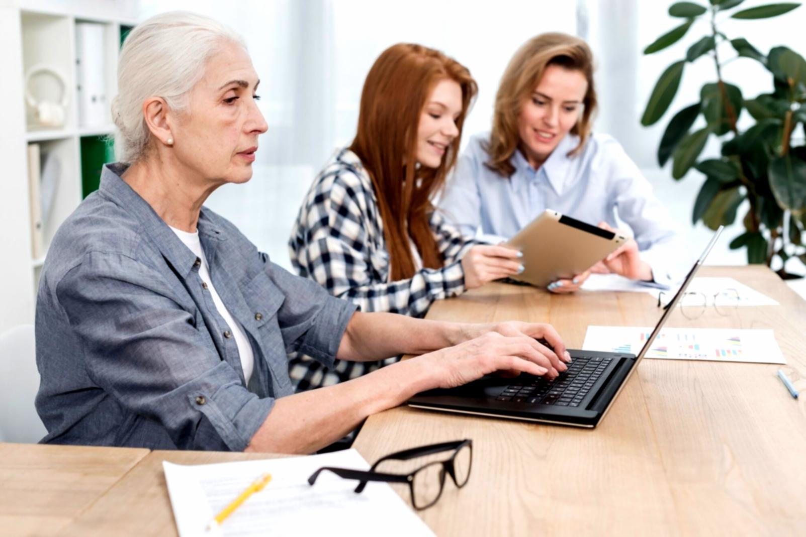 Moderne Finanzanalyse mit digitalen Dashboards und Leistungskennzahlen