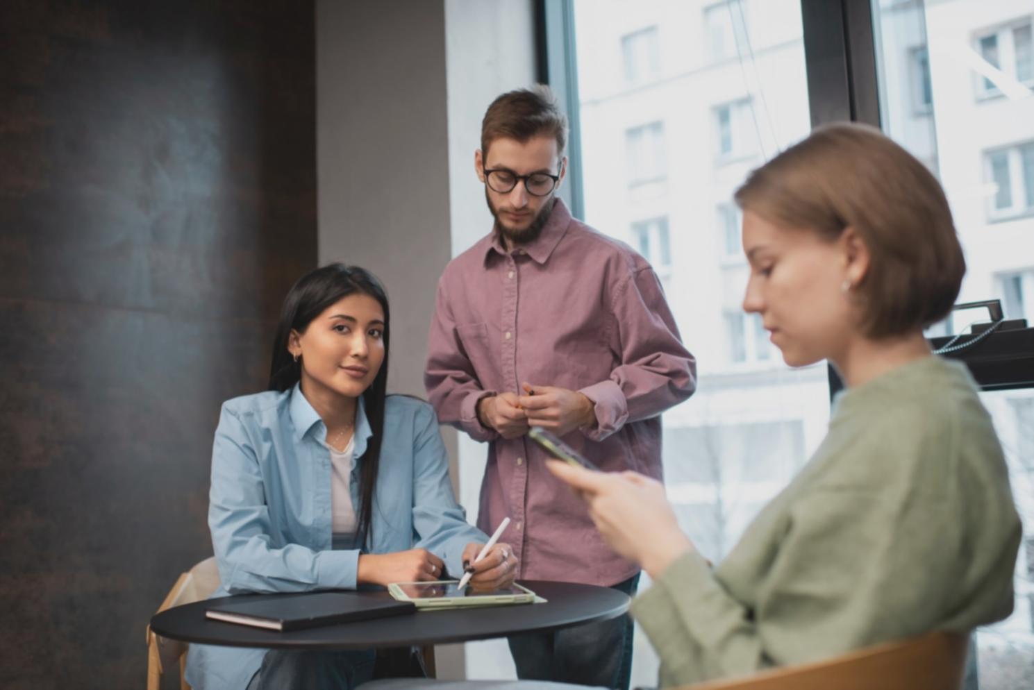 Detaillierte Finanzcharts und Analysen auf modernen Bildschirmen